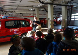 Dzieci oglądają sprzęt strażaków.